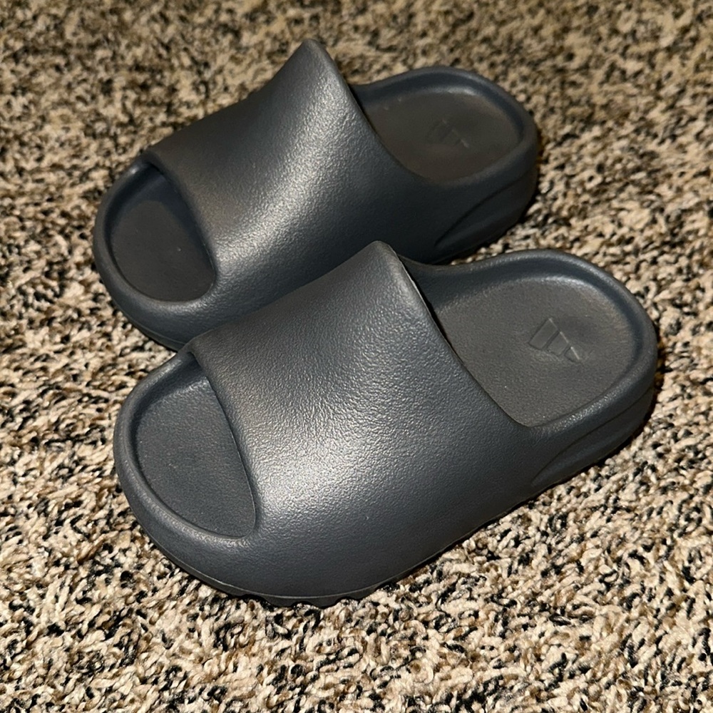 Toddler yeezy slides